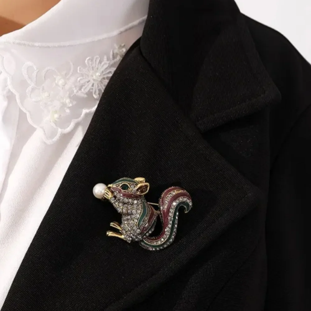 🥳 TRADED! Adorable Squirrel Brooch/Pendant - Picture 2 of 5